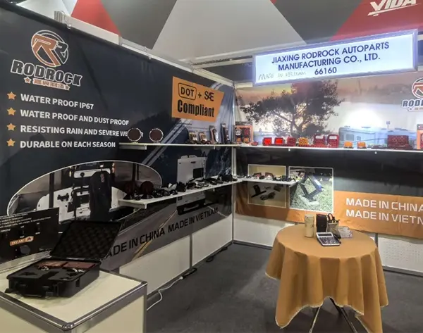 As luzes do trailer brilharam na exposição de peças automotivas